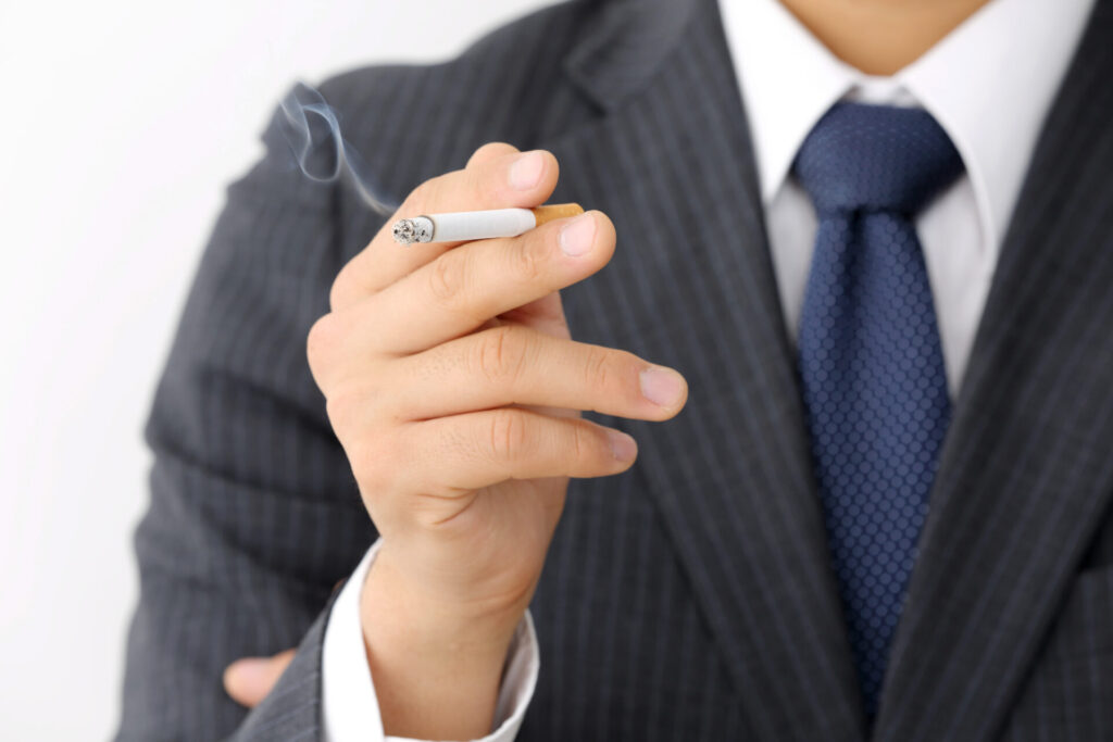 【画像】喫煙するビジネスマン